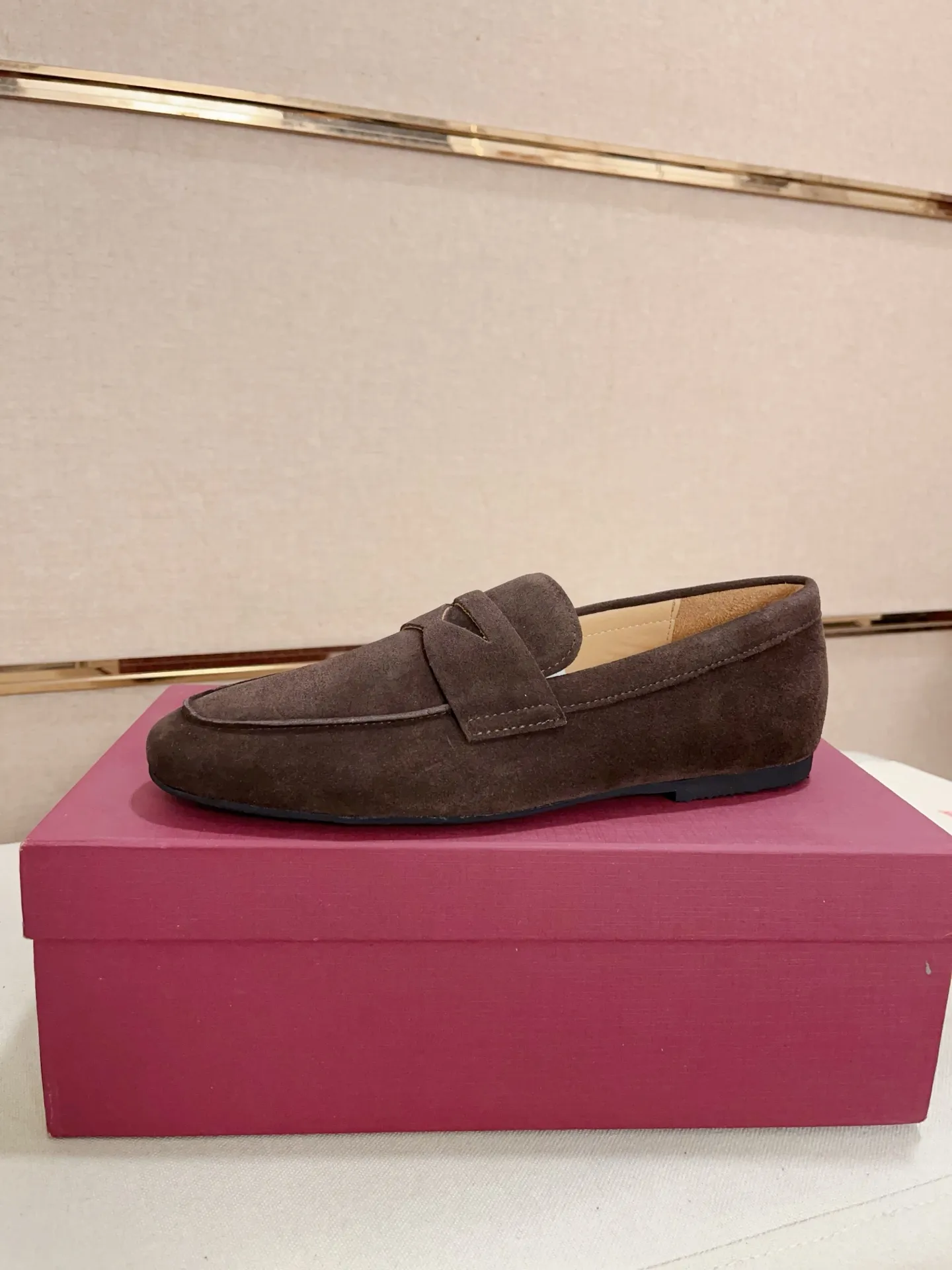 Men's shoes💰: 480💰 High version Ferragamo Dongguan quality! 🆕🆕Exclusive hot-selling products in stock🔥🔥New products on the shelves, high-quality shoes, complete with packaging! 💪 💪 Material: Imported suede cowhide 🐂 + Imported high-quality water-dyed cowhide lining + wear-resistant outsole 👍🏻👍🏻 Features: High-end and comfortable, purely handmade 🚀 🚀 Create the perfect shoes that suit you best 🔥 🔥 Size: (38-44) Can be customized 45 non-returnable!
